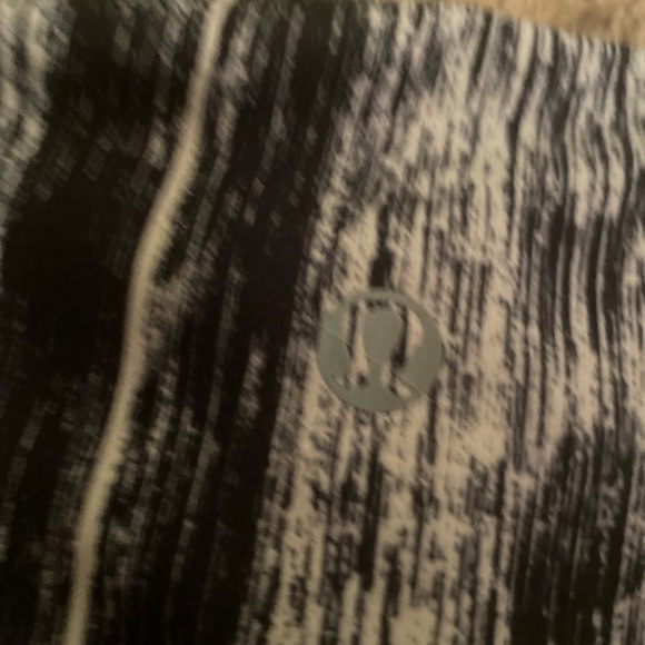 Lululemon crop leggings size 6 - Picture 4 of 4